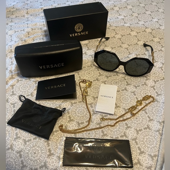 💥VERSACE VE 4395 GEOMETRICAL BLACK SUNGLASSES WITH LOGO CHAIN💥 💯% AUTHENTIC‼️ - Picture 8 of 8
